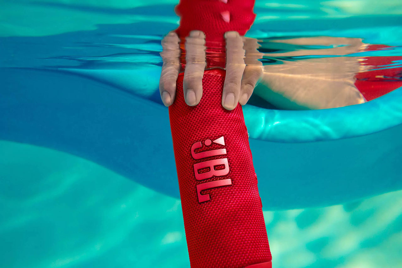 Портативная акустика JBL Flip 6 (красный) в воде