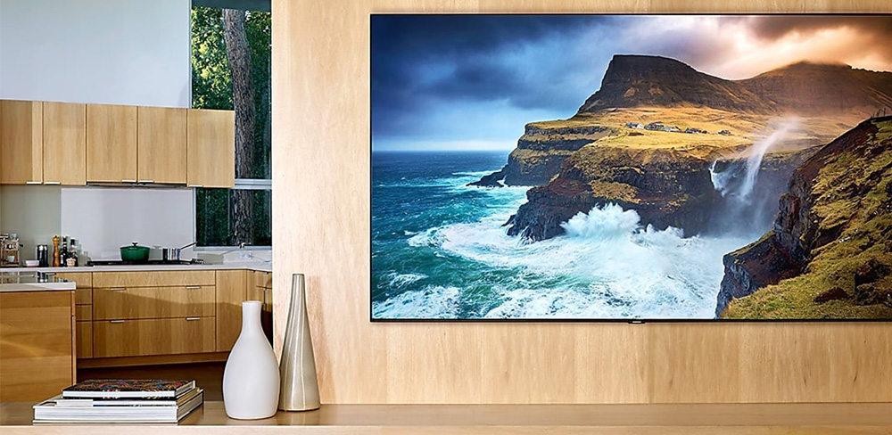 Samsung-Q70R,-4K-Smart-QLED-TV-в-интерьере