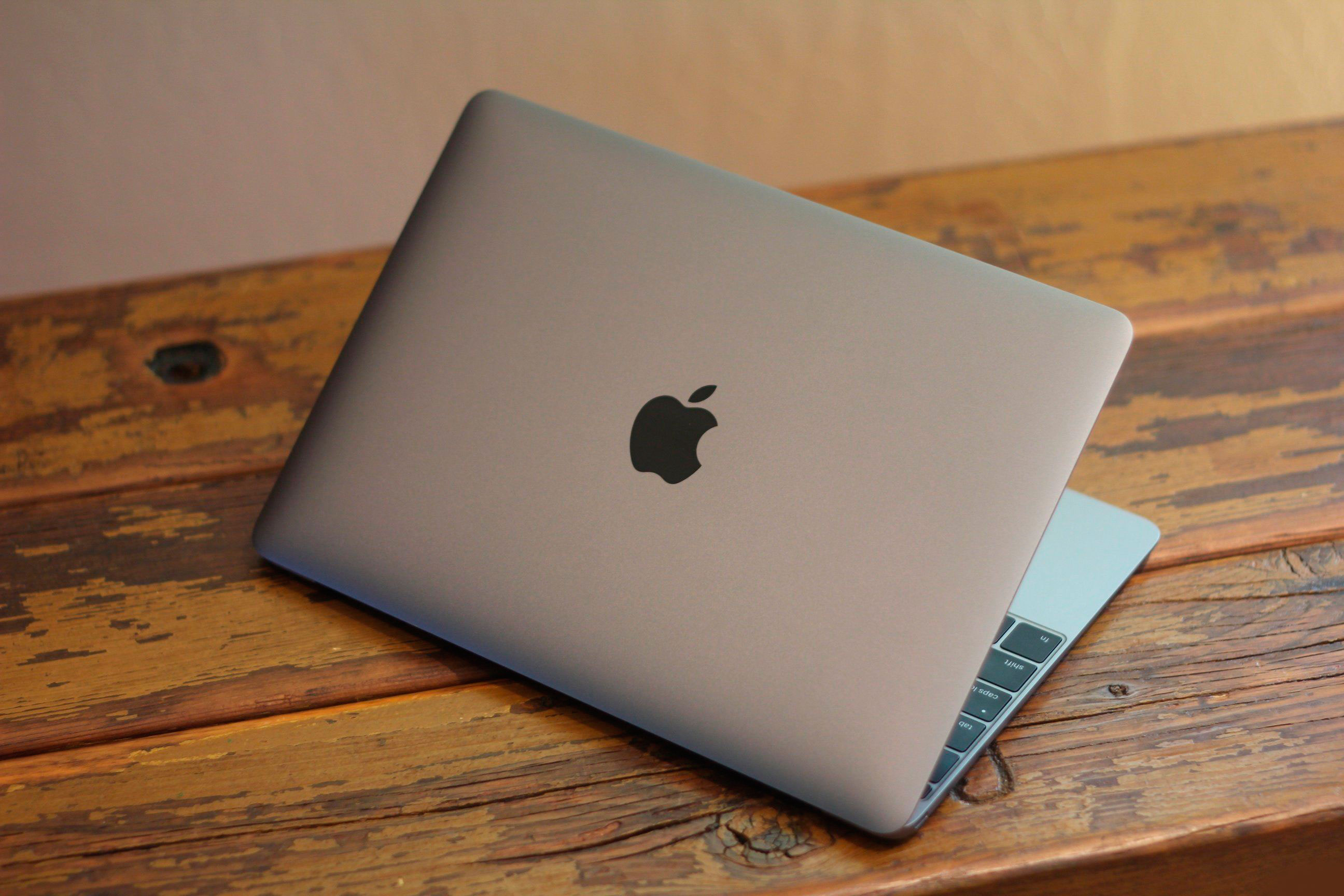 Отпечатки-пальцев-на-MacBook-серый