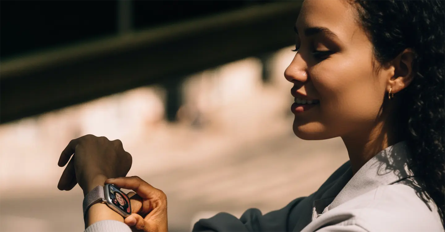 На изображении слайд про Apple Watch Series 11 описывающий синхронизацию с iPhone