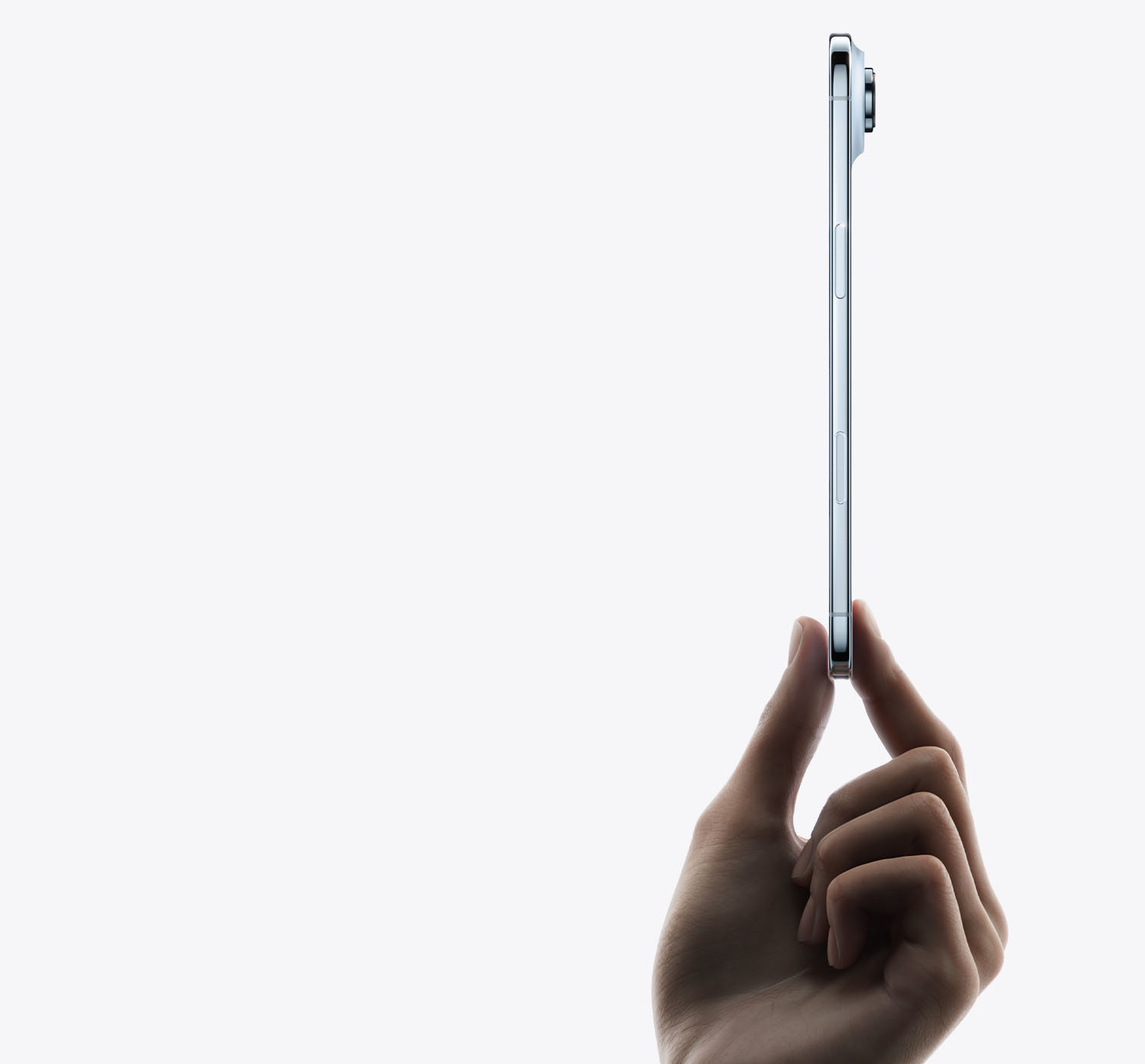 На изображении демонстрация корпуса iPhone Air