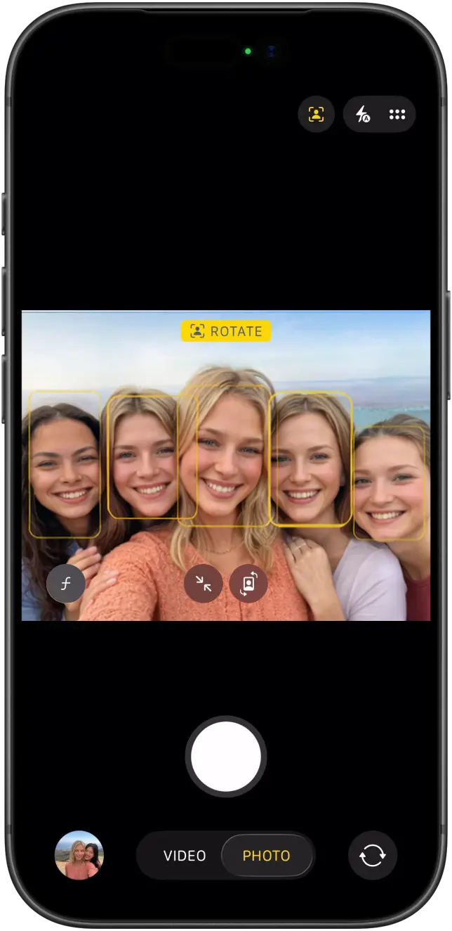 На экране iPhone отображается функция «В центре внимания» для фотографий и способ сделать селфи с группой людей, выделив их лица