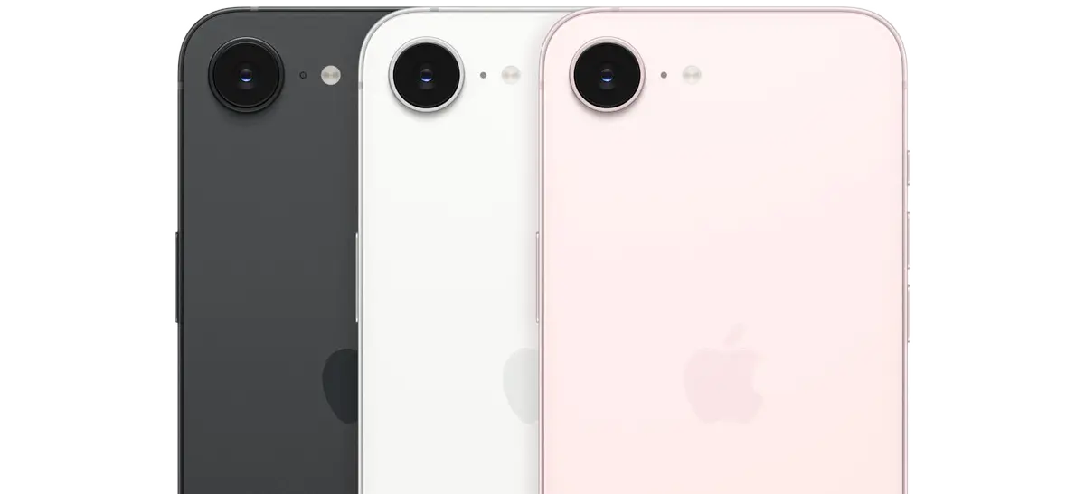 Изображенние iPhone 17e сзади в трех разных цветах: черном, белом и нежно-розовом