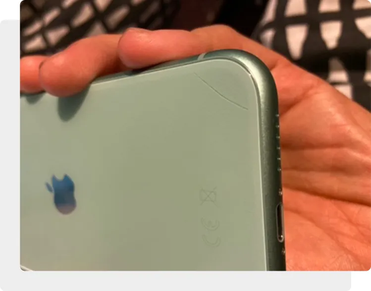 На iPhone 11 поцарапана задняя крышка