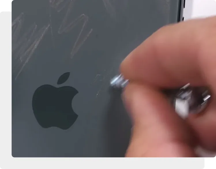 Поцарапана задняя крышка iPhone 12 Pro Max