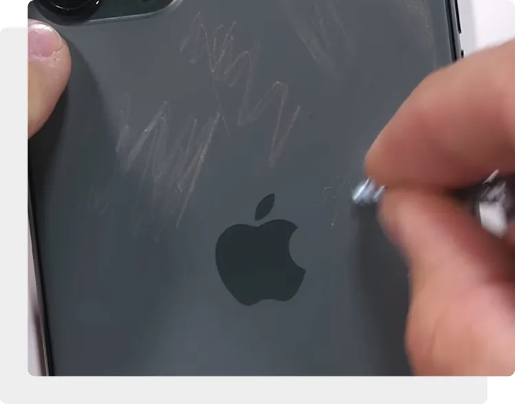 Поцарапана задняя крышка iPhone 12 Pro
