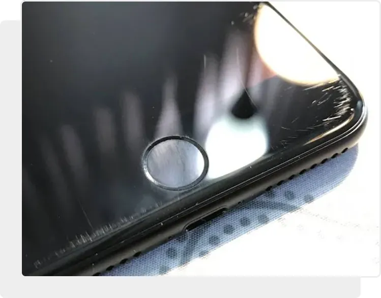 На iPhone 7 Plus поцарапалось стекло