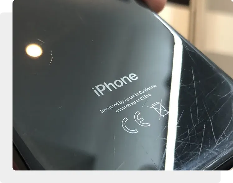 Поцарапан задняя крышка iPhone 8 Plus