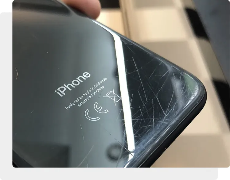 На iPhone 8 поцарапана задняя крышка
