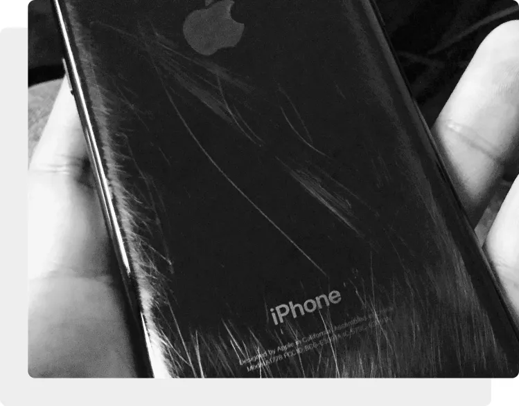 Поцарапан задняя крышка iPhone SE 2