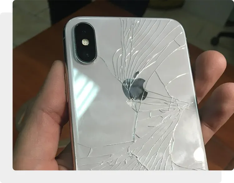 На корпусе iPhone X полностью разбита крышка