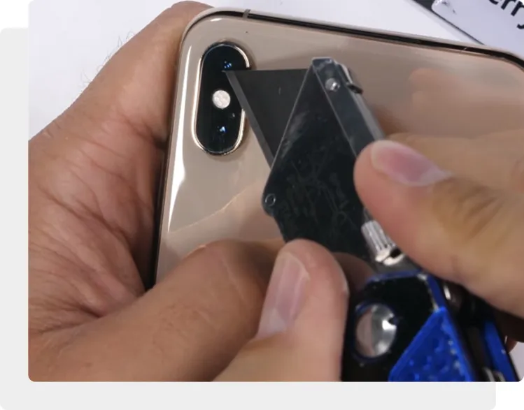 На iPhone XS поцарапалась задняя крышка