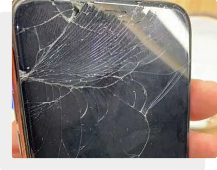 На iPhone XS разбилось стекло