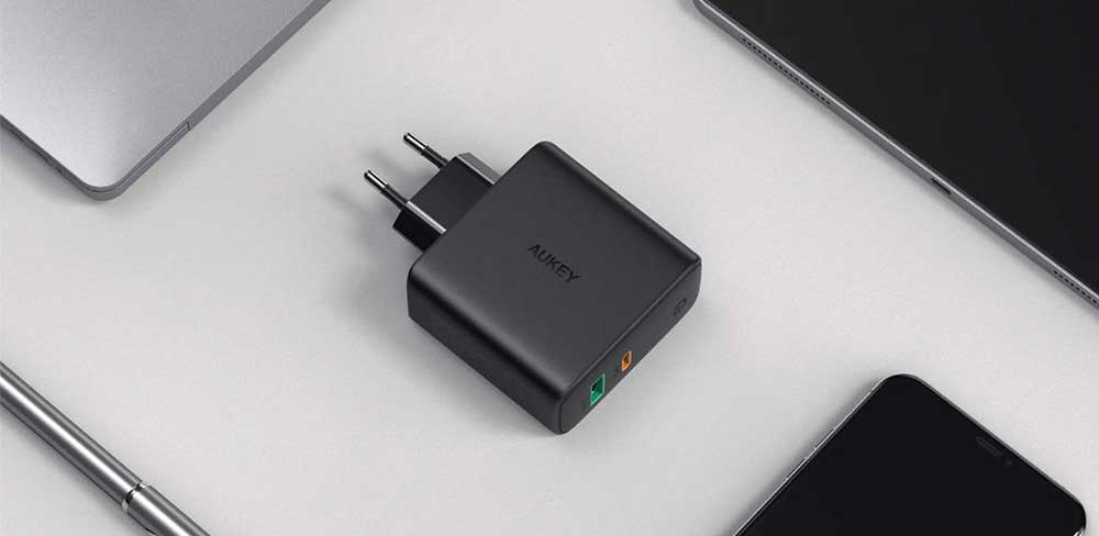 Сетевое-зарядное-устройство-Aukey,-USB-A,-USB-C,-3-А,-чёрный-баннер